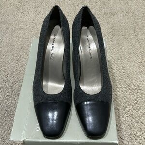 Bandolino Grey/Black Flannel & Leather Pumps. Size 8M